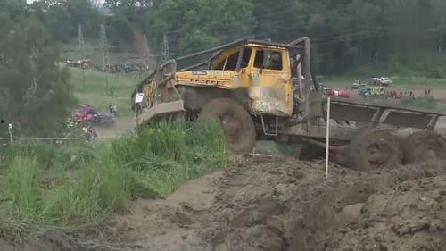 国产卡车越野烂泥路视频,国产卡车越野实力大比拼